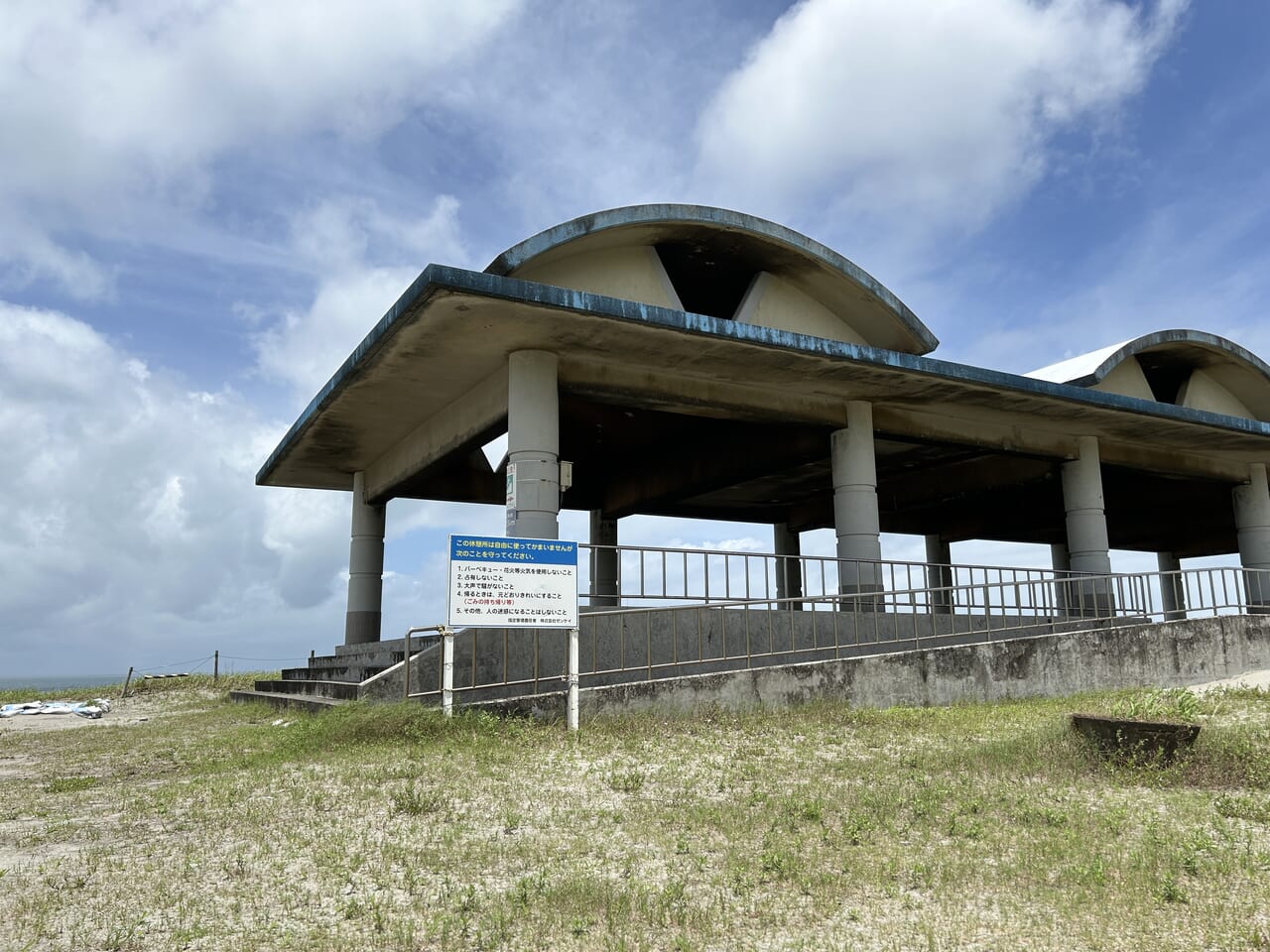 薩摩川内市の唐浜海水浴場屋根