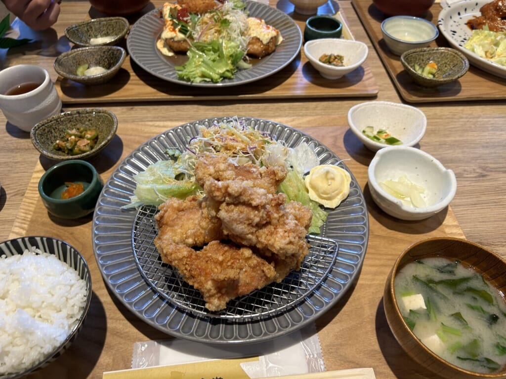 出水市こあら食堂のから揚げ定食