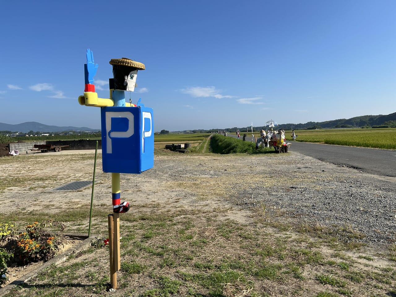 出水市野田町の青木地区かかし祭りのパーキングかかし