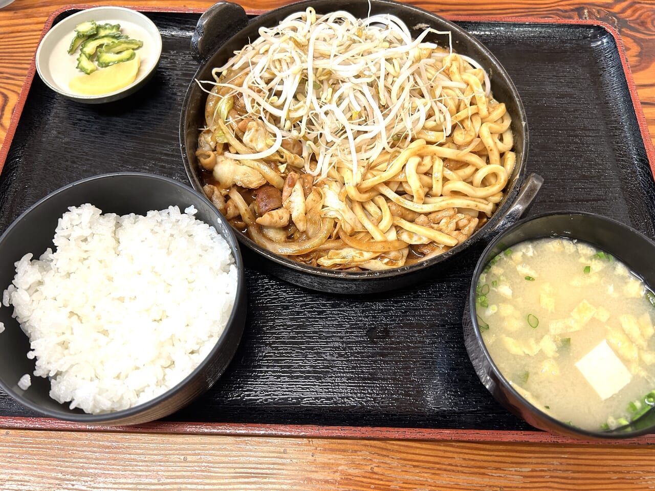 薩摩川内市十本松ドライブインのうどん入りホルモン定食