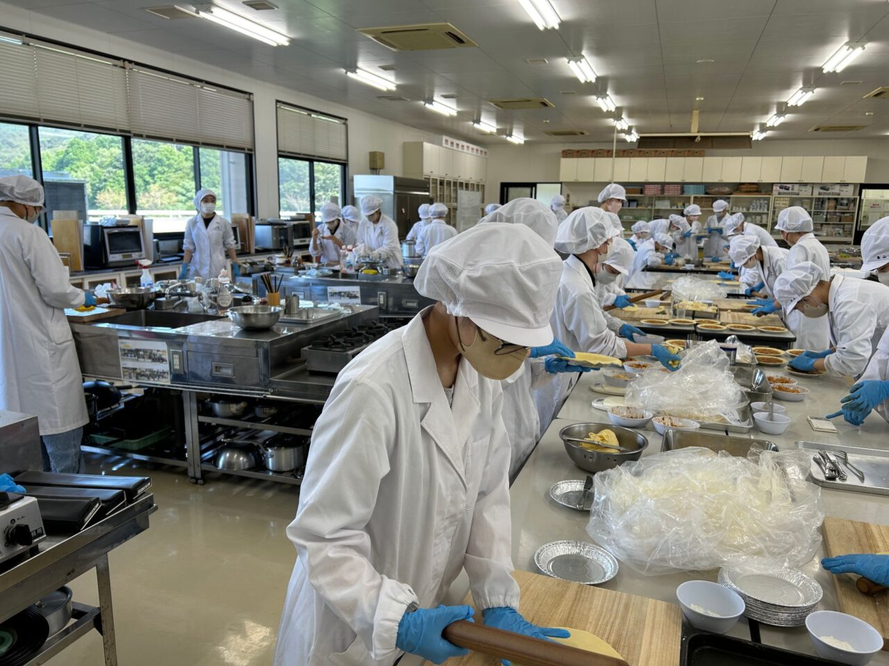 薩摩川内市鹿児島純心大学のアップルパイ作り風景