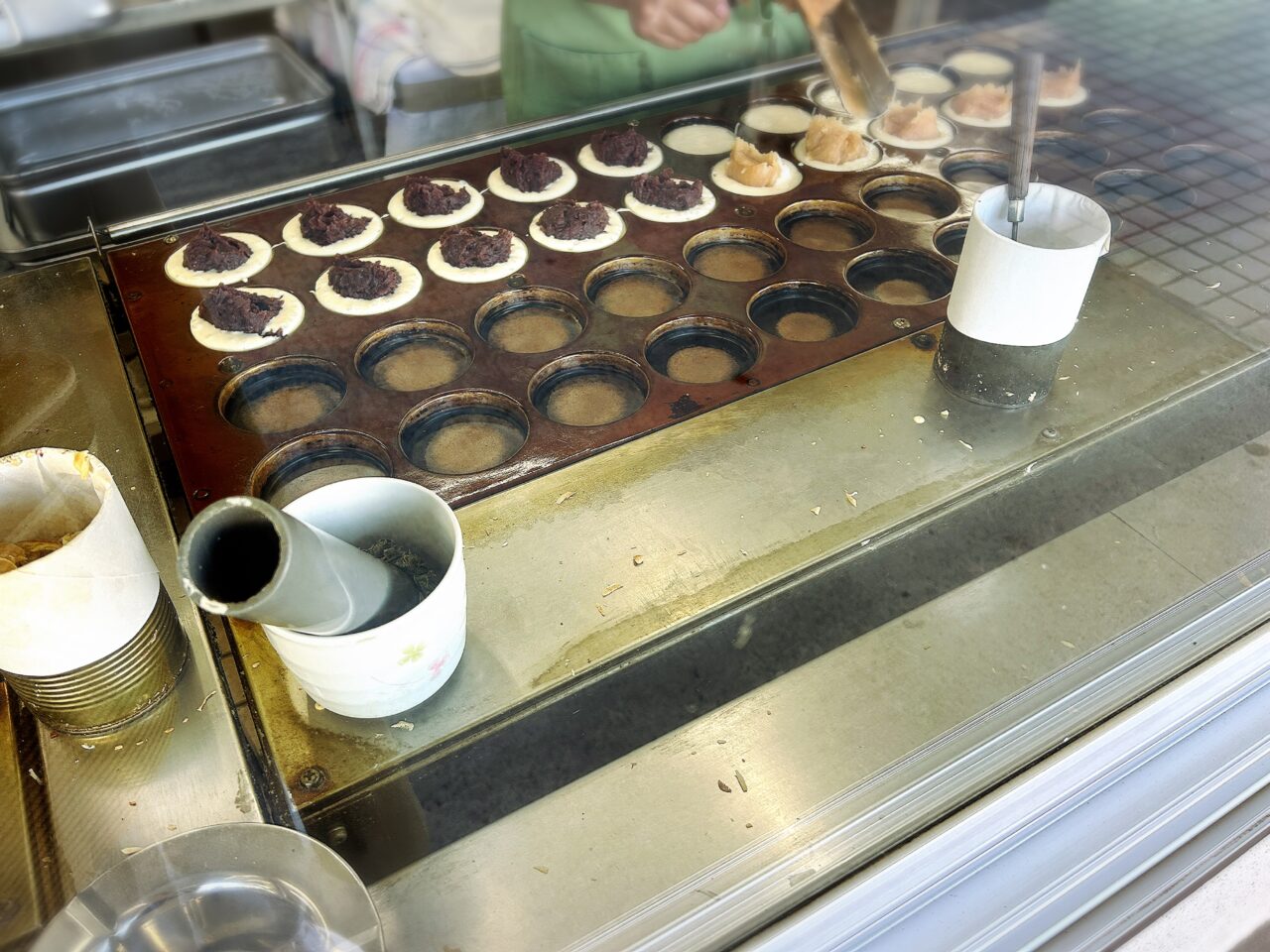 出水市蜂楽饅頭プラッセだいわ店の焼き台