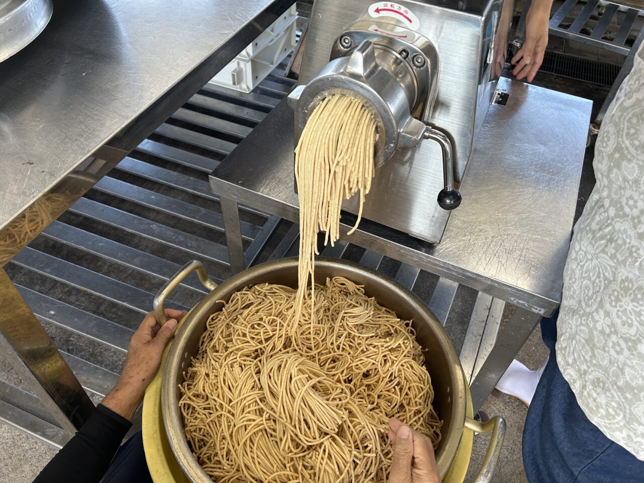 薩摩川内市樋脇婦人の館味噌作りの蒸し大豆ミンチ