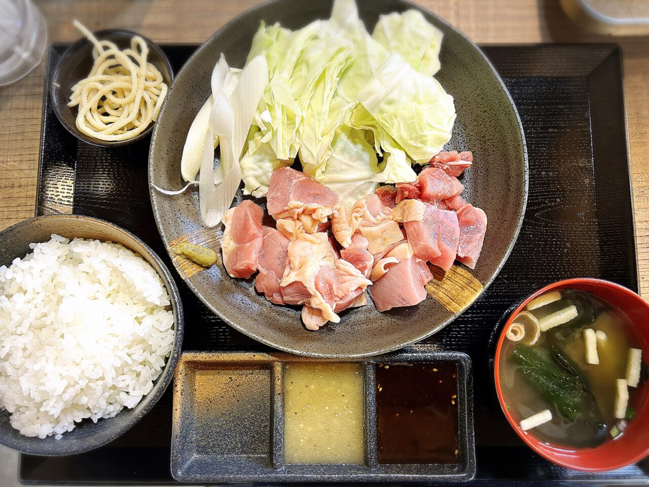 阿久根市かしわとお肉清水精肉店七輪炭火焼しみずのかしわの溶岩焼き定食