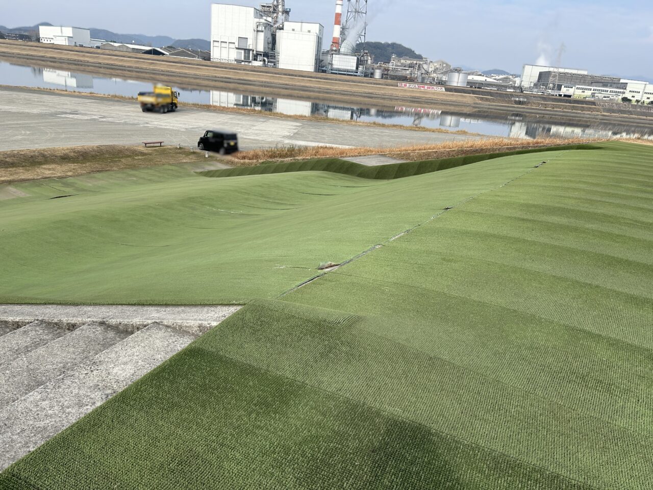 薩摩川内市西開聞都市緑地公園の人工芝すべり台