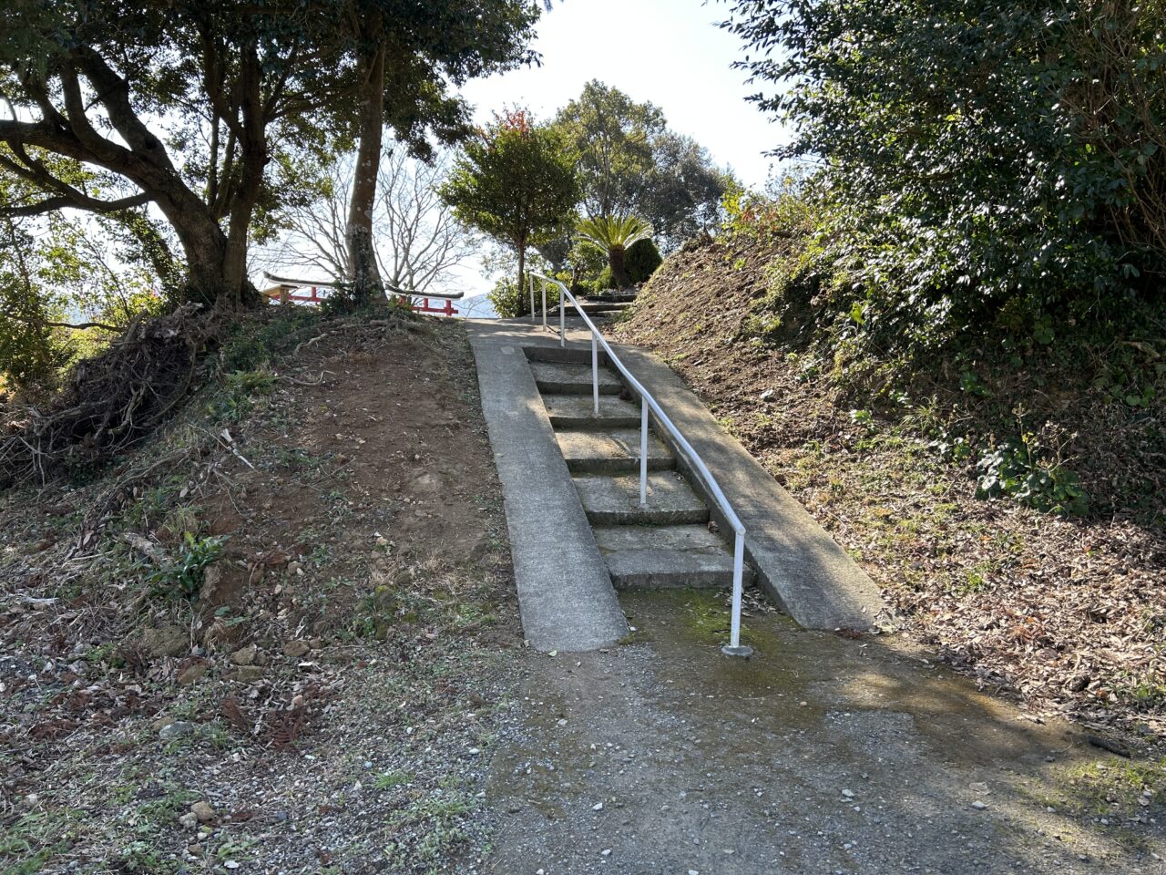 薩摩川内市湯島の南方神社に上る階段