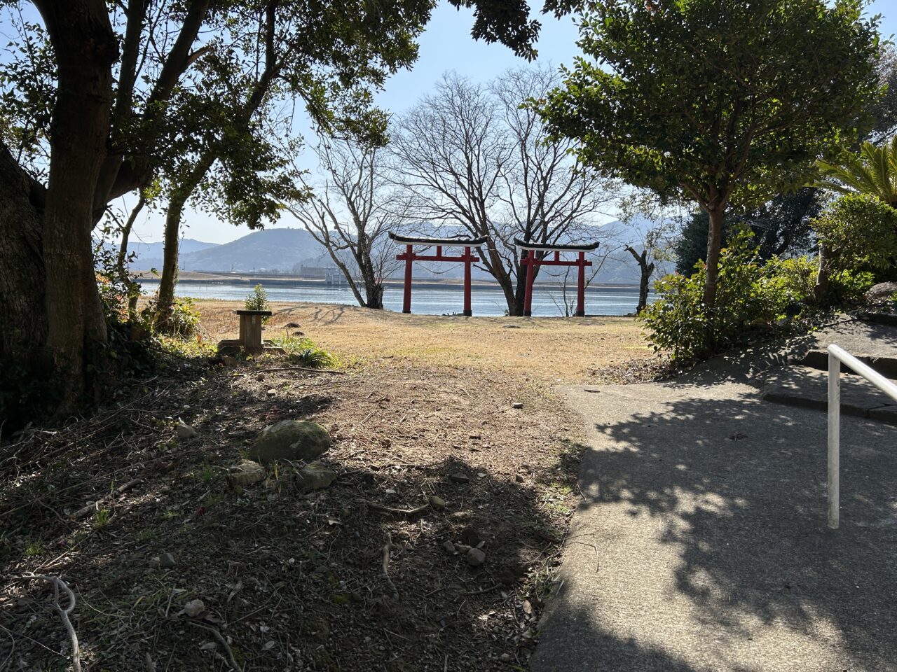 薩摩川内市湯島の南方神社の鳥居と川