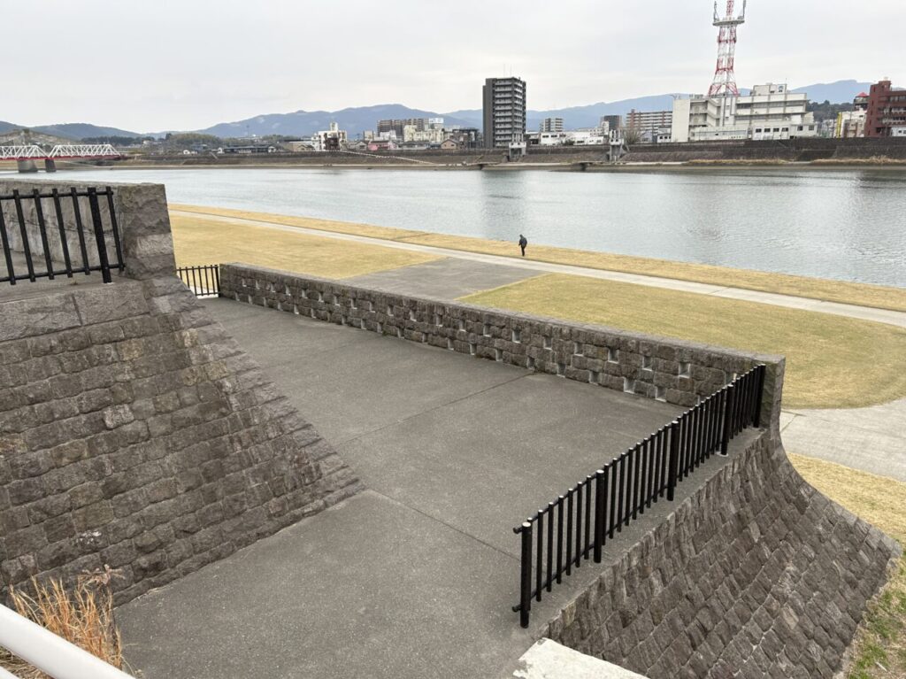 薩摩川内市川内川大小路みらい公園の川