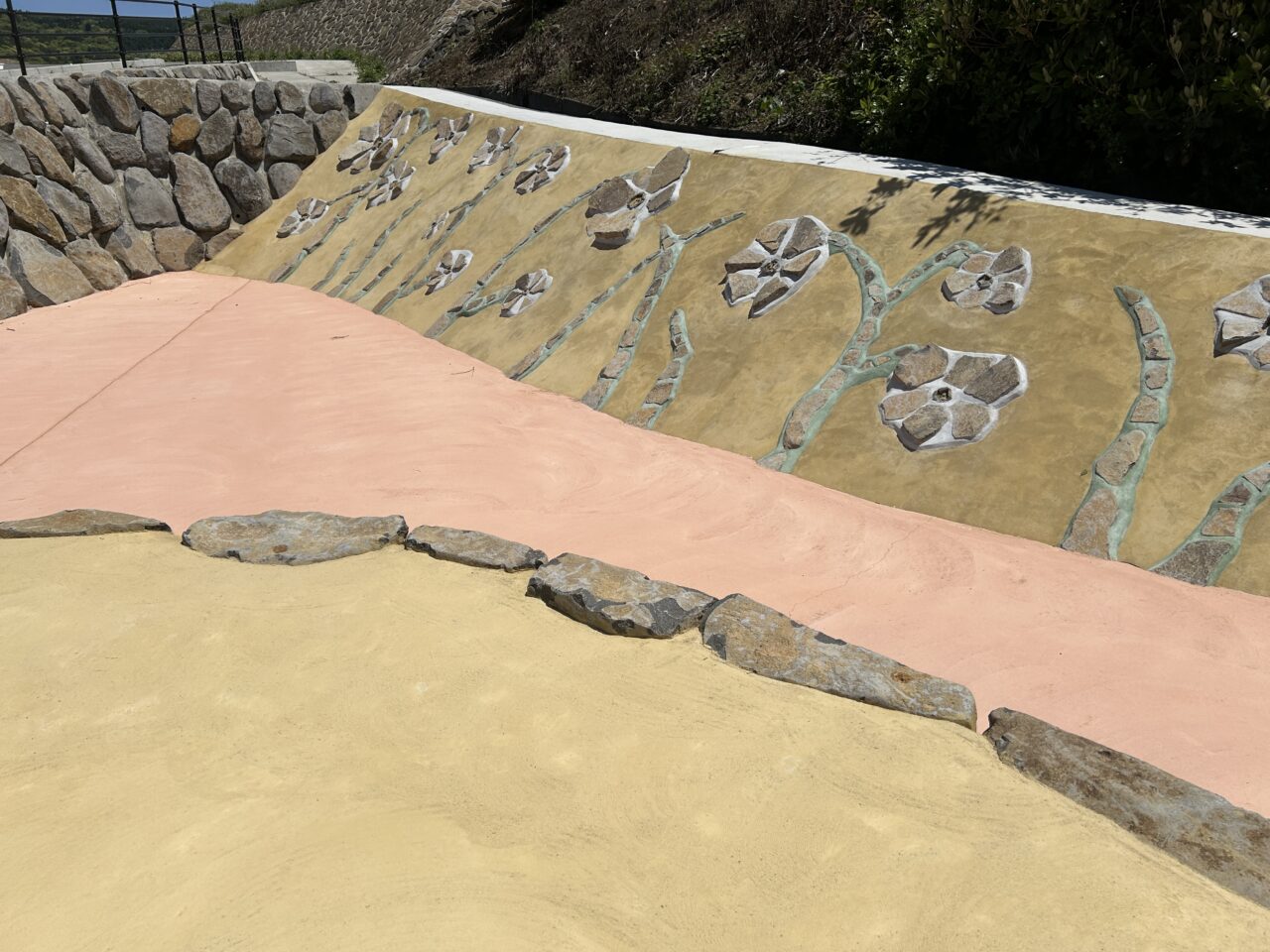 長島町灯台ブランコの壁