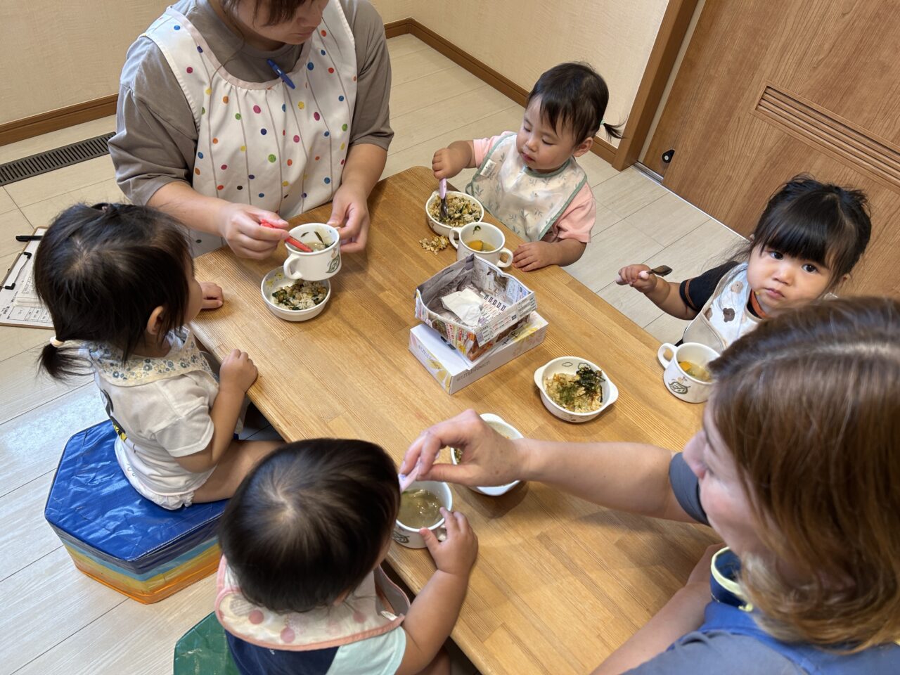 薩摩川内市すくすく保育園の食事風景