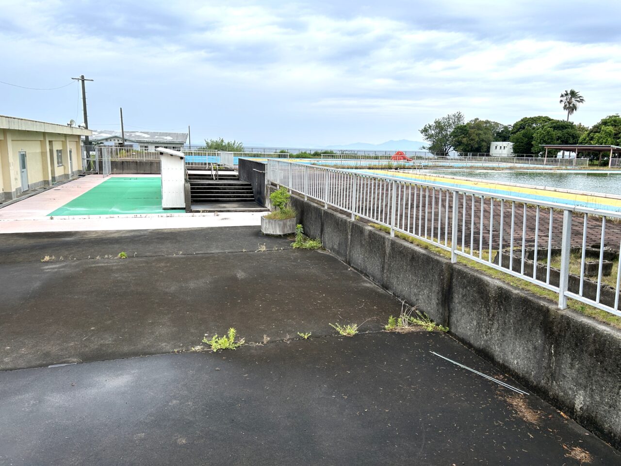 出水市海洋公園プールの入口
