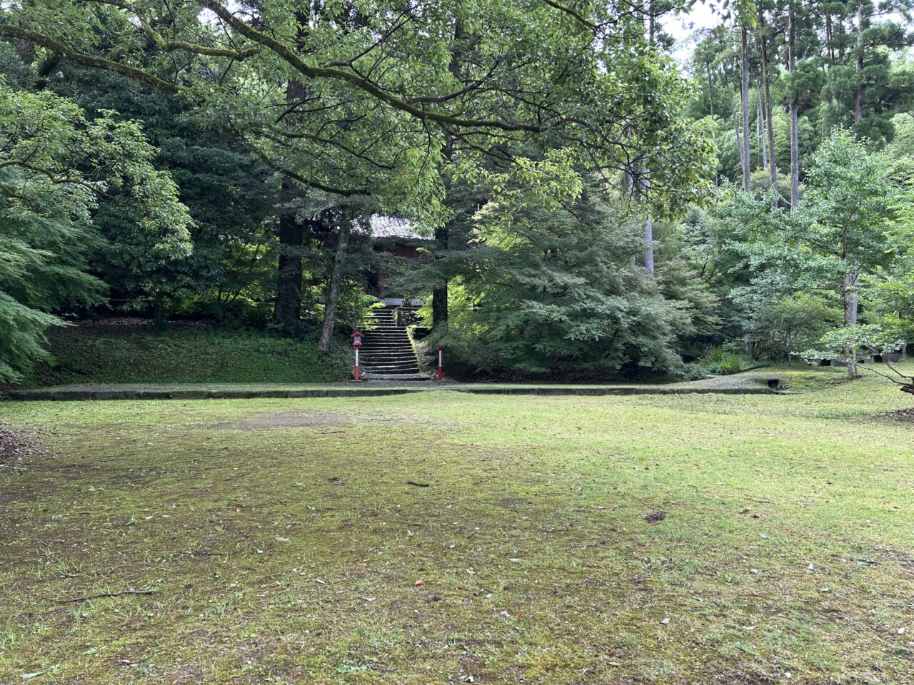 薩摩川内市東郷町斧渕の諏訪神社の境内