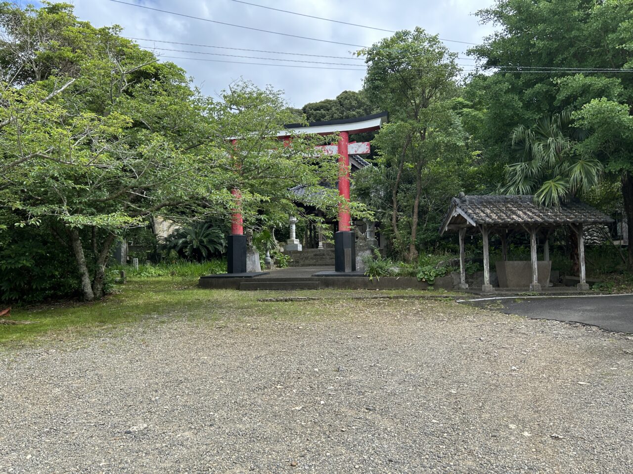 阿久根市護国神社の境内